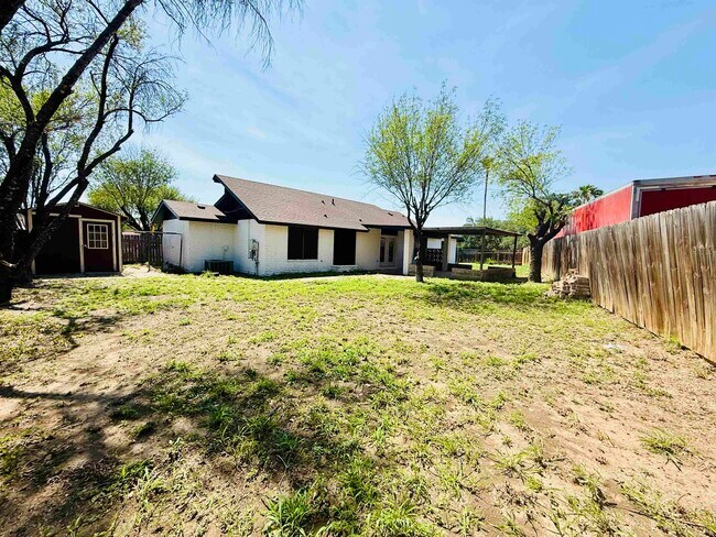 Building Photo - 907 Sandy Ln