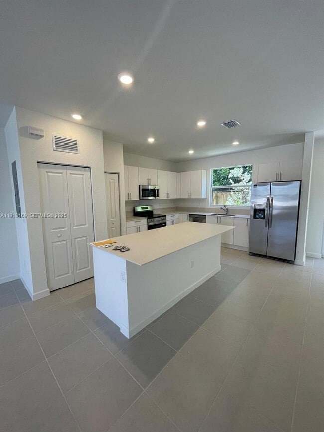 Building Photo - 1076 SE 2nd St