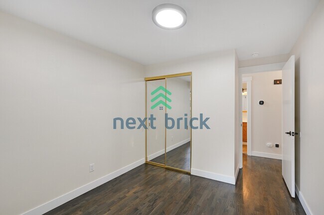 Building Photo - "Charming Bellevue 4-Bed Oasis with 2 Baths - Spacious 1560 Sq Ft Retreat!"