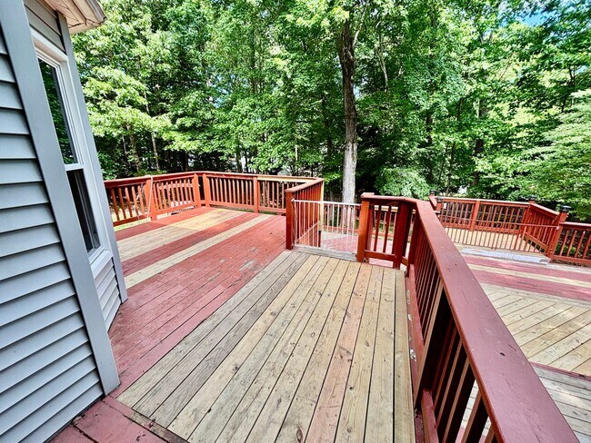 Building Photo - 4 bedroom/ 2.5 bathroom- Village Square of Williamsburg