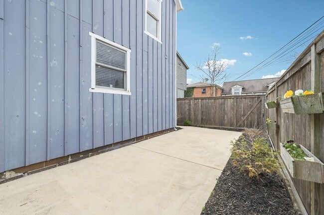 Building Photo - 565 Lathrop St