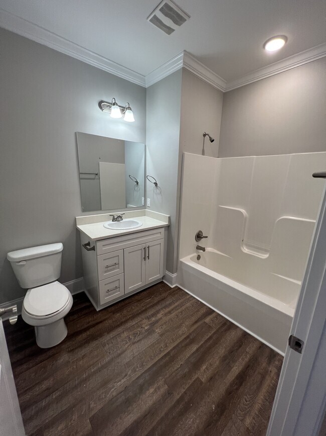 Building Photo - 3900 Lakeshore Blvd E