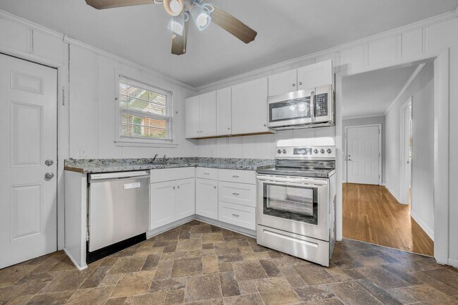 Building Photo - 4 Bed 2 Bath Home | Sylvan Park