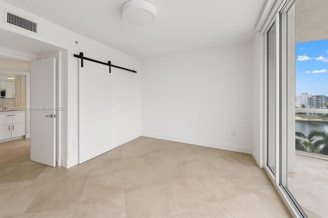 Building Photo - 10 Venetian Way