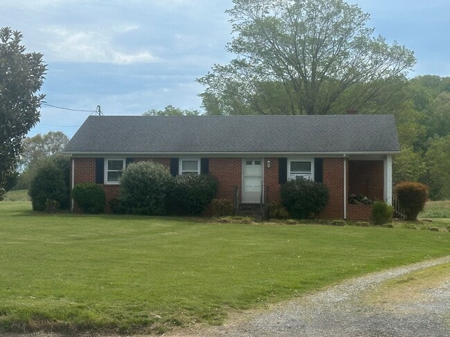 Building Photo - 3 BR 1.5 Bath brick rancher on 2 acres in Fairfield