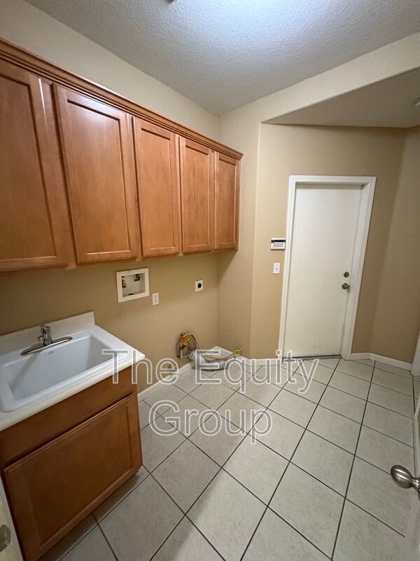 Building Photo - 6227 W Oak Ave