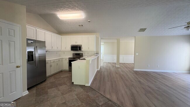 Building Photo - 2336 Pettit Dr