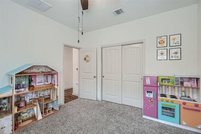 Building Photo - 124 Marienfeld Ln
