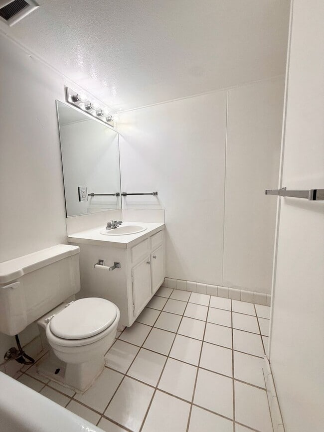 Building Photo - Modern 2/2.5/1 Townhome Across From The Me...