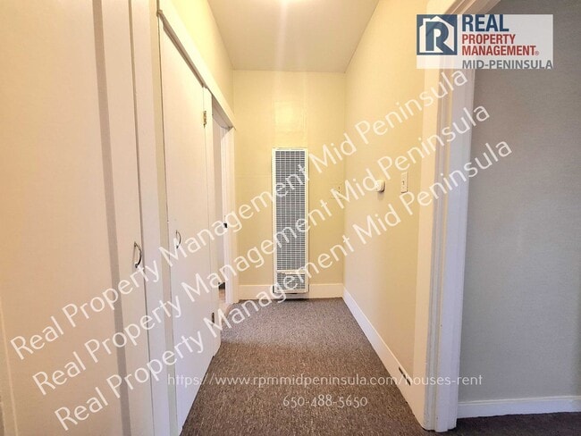 Building Photo - Quiet 1 Bedroom / 1 Bathroom on Top Floor ...