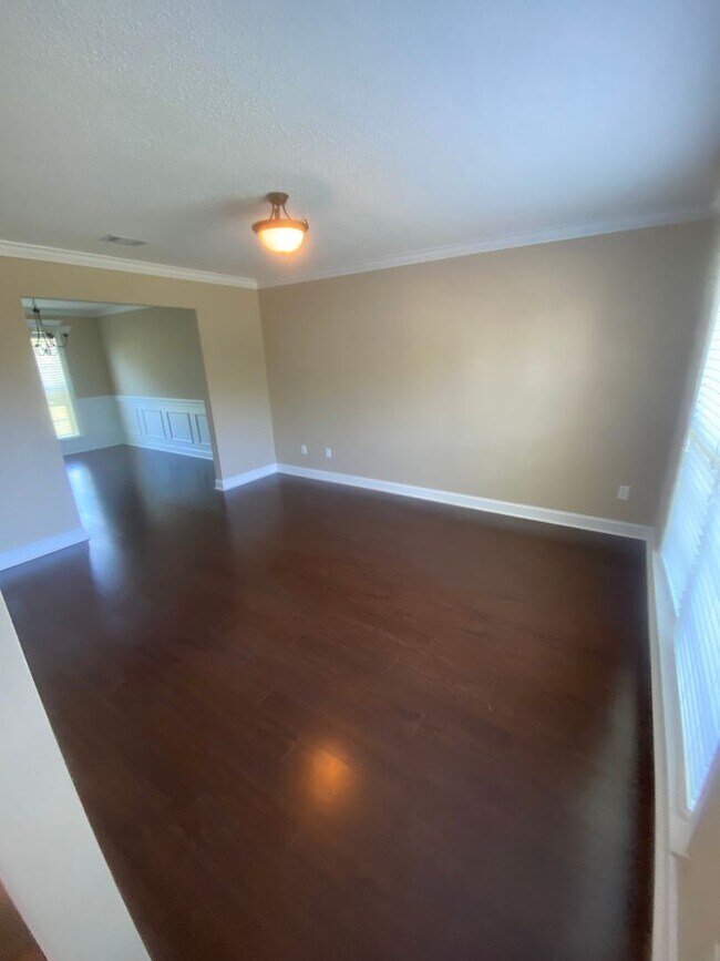 Building Photo - HUGE FENCED YARD, COMMUNITY POOL