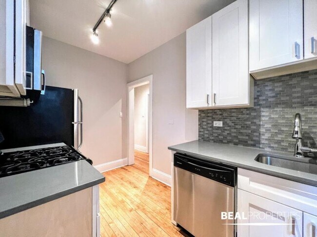 Building Photo - 2 bedroom in CHICAGO IL 60647
