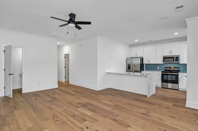 Building Photo - Pre-Leasing for the 26-27 School Year! - N...