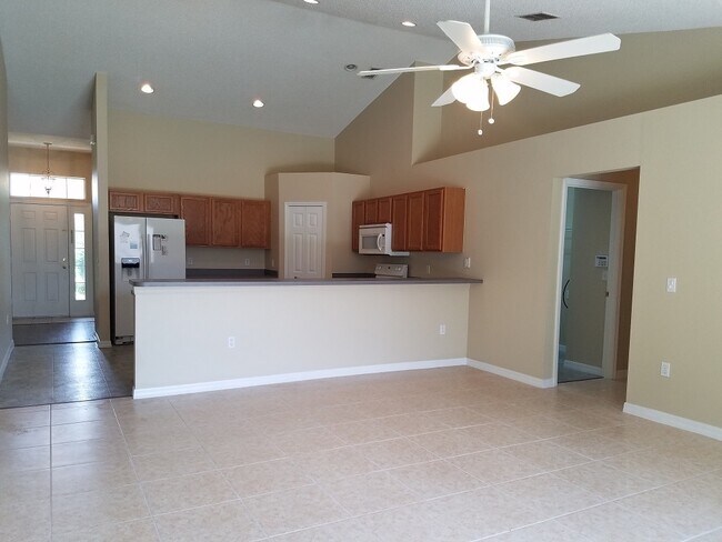 Building Photo - 3-Bedroom, 2-Bathroom Home in Kissimmee **...