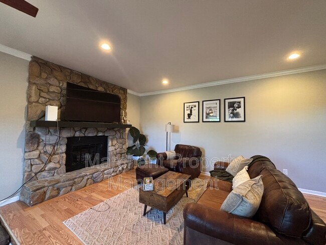 Building Photo - 208 Frances Cannon Dr