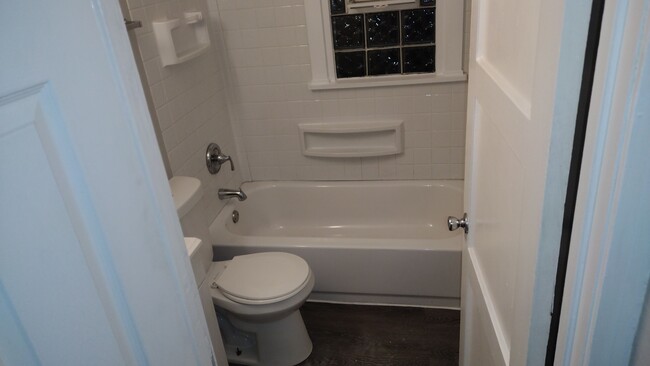 bathroom bare - 3004 Oakridge Dr