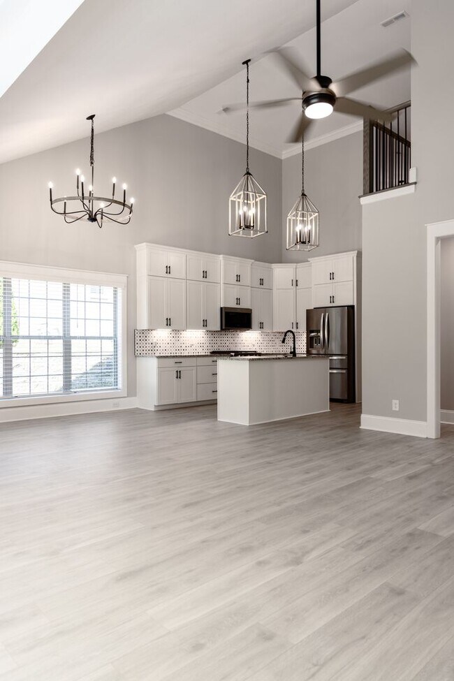 Building Photo - Elegant All-Brick Townhome in a Gated Community in Sango