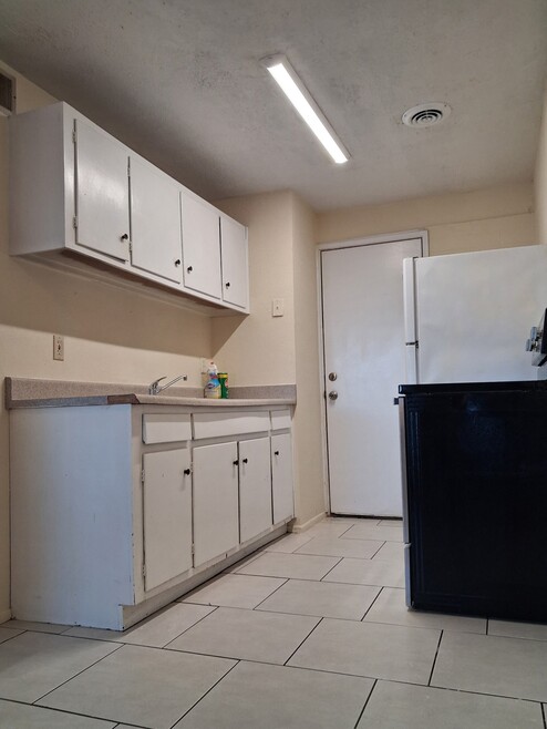 Building Photo - 4220 N Granada Dr
