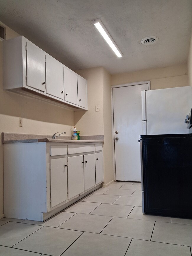 Building Photo - 4220 N Granada Dr