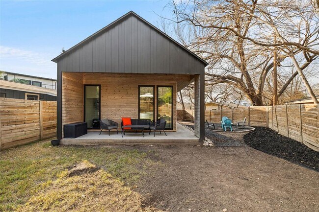 Building Photo - 902 Garden Villa Ct