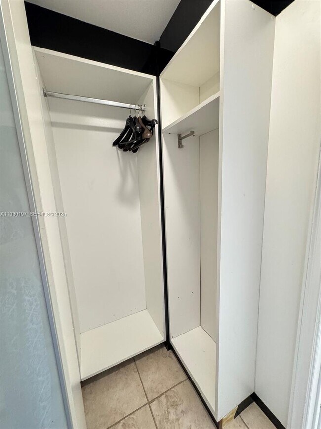 Building Photo - 100 Bayview Dr