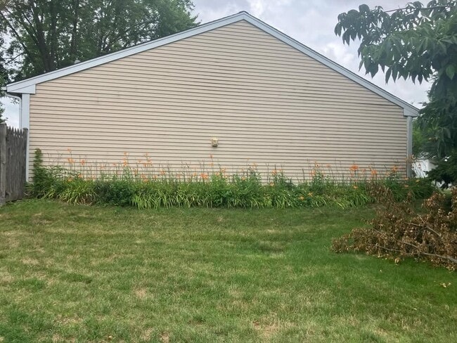 Building Photo - 677 Brittany Way