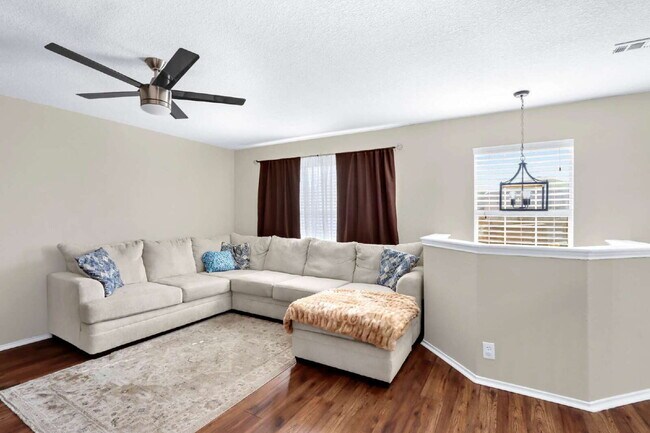 Building Photo - "Charming 3-Bedroom Home with ONE MONTH FREE!*"