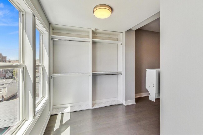 Building Photo - 2131 W Ohio St