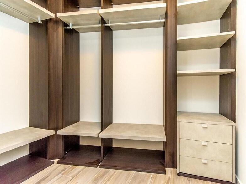 Building Photo - 805 S Miami Ave