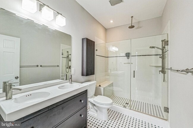 Building Photo - 627 Lamont St NW