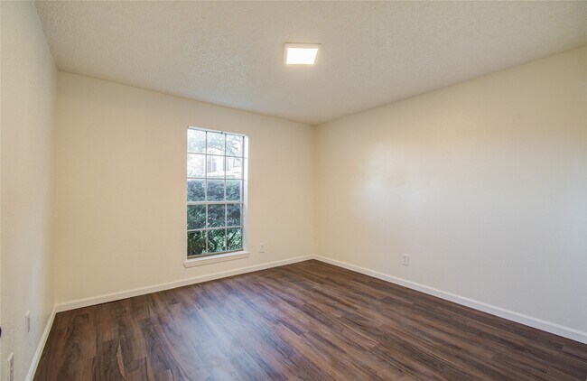 Building Photo - 2800 Jeanetta St