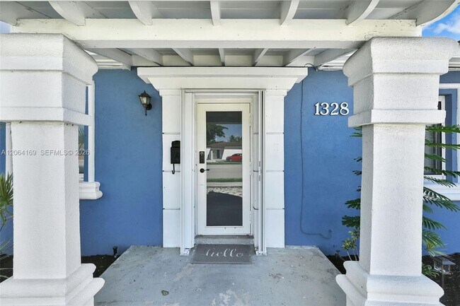 Building Photo - 1328 N Andrews Ave