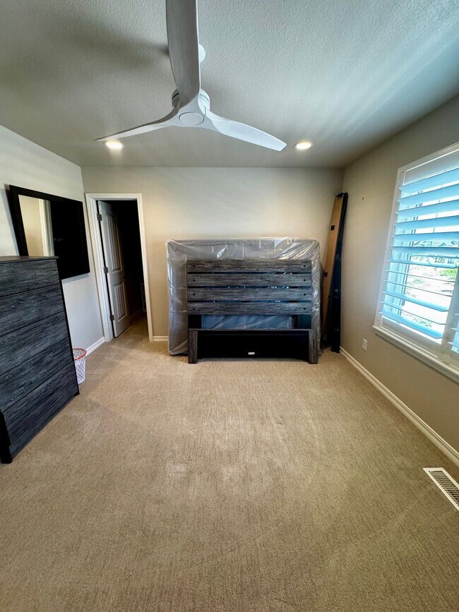 Building Photo - Stunning 5 Bedroom Home in Cordera with access to Community center with pool