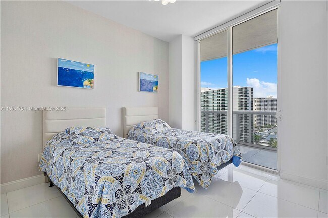 Building Photo - 15811 Collins Ave