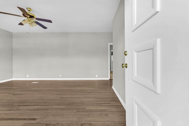 Building Photo - 780 Rossview Rd