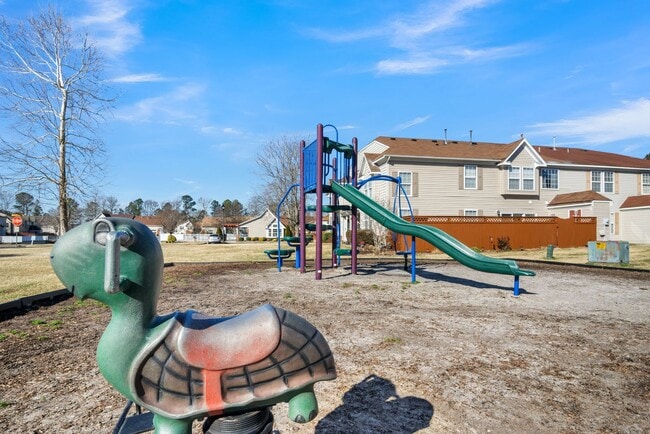 Building Photo - Updated 3-Bed, 2.5-Bath Yorktown Condo with Modern Kitchen, Parking & Community Amenities