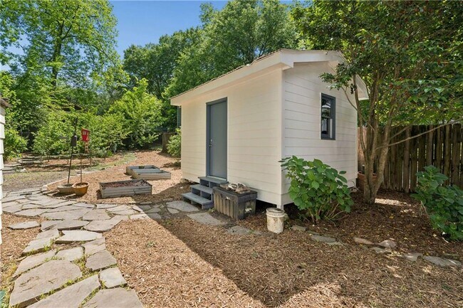 Building Photo - 1511 McLendon Ave NE