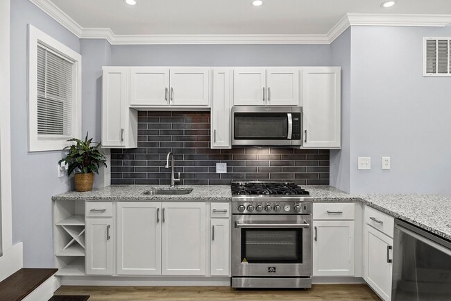 Building Photo - Beautifully renovated 3BR/3.5BA in Upper F...