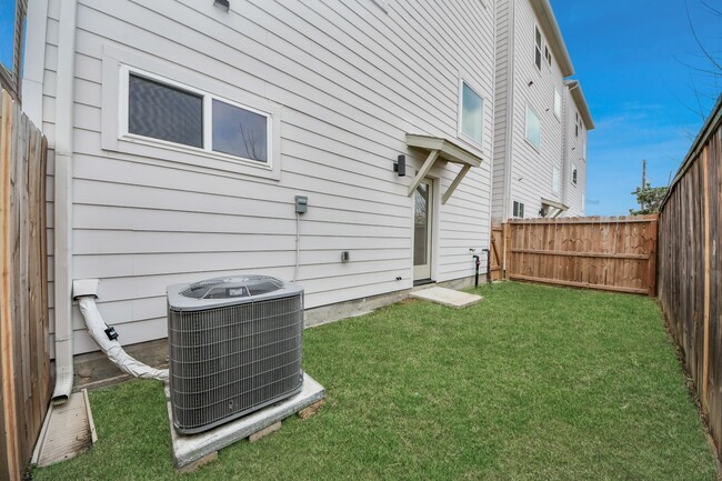 Building Photo - 8320 Brecha Ln