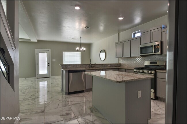 Building Photo - 600 Logwood Ave