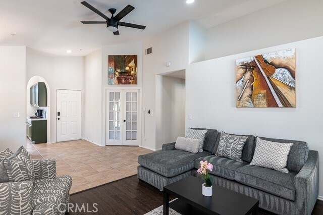 Building Photo - 9574 Vía Real