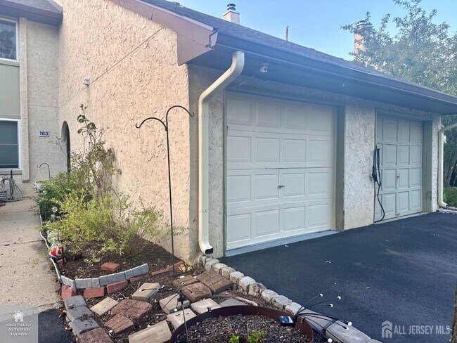 Building Photo - 163 Thoreau Dr