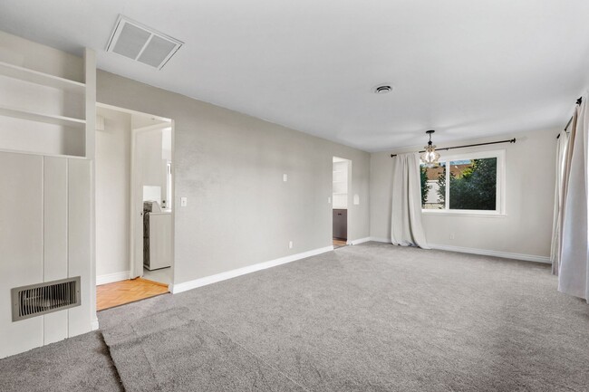 Building Photo - Move in special - same rate with lease to ...