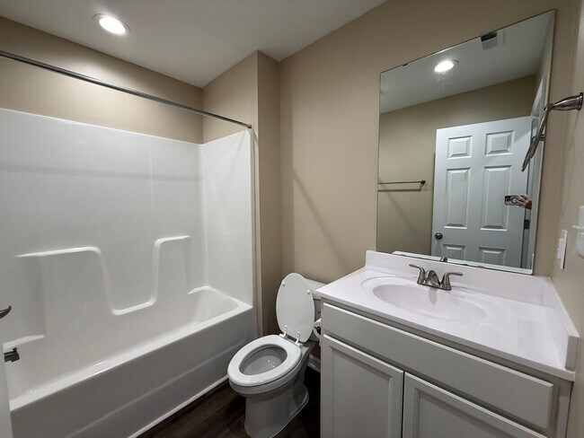 Building Photo - 2 bedroom 2 bath