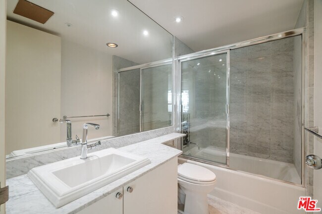 Building Photo - 10520 Wilshire Blvd