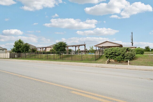 Building Photo - Price Improvement! This 4 bed, 2.5 bath ho...