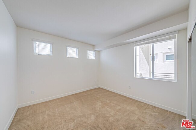 Building Photo - 436 S Virgil Ave
