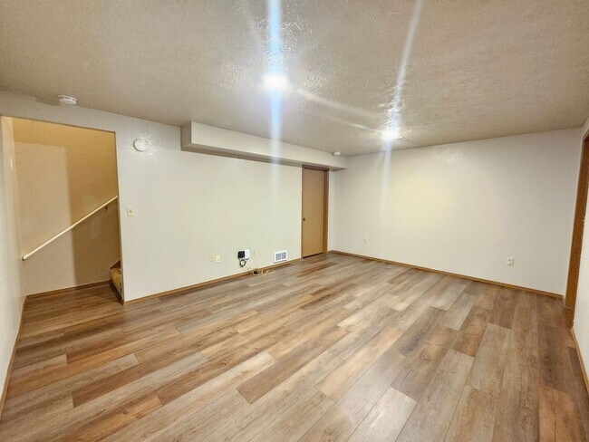 Building Photo - 6902 N Old Fort Dr