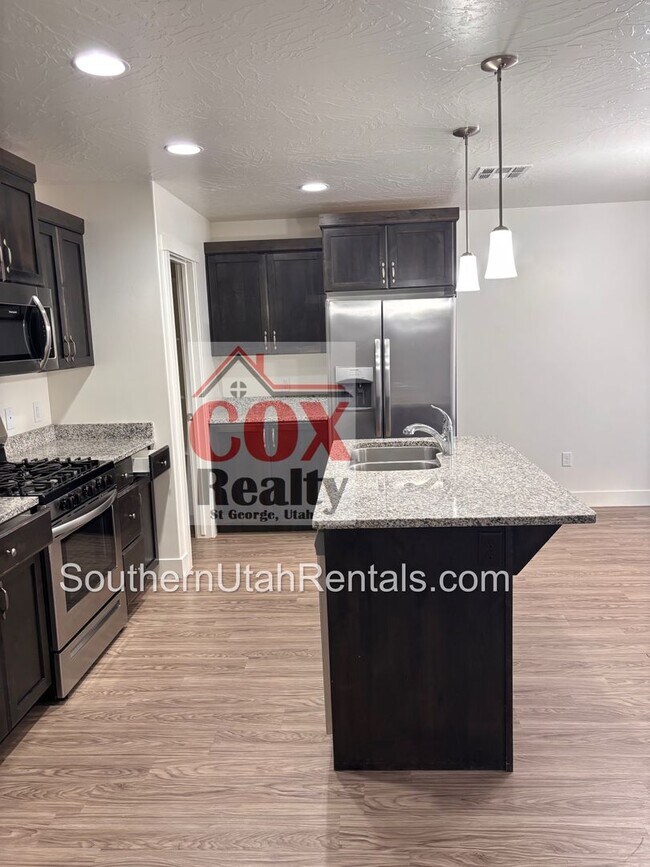 Building Photo - Beautiful Desert Canyon 4 Bedroom / 2.5 Ba...