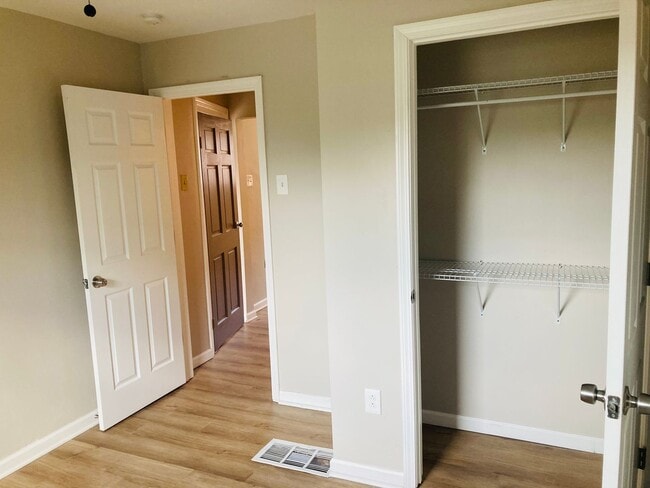 Building Photo - Recently Renovated Micro One Bedroom Apartment! May 1 move in!